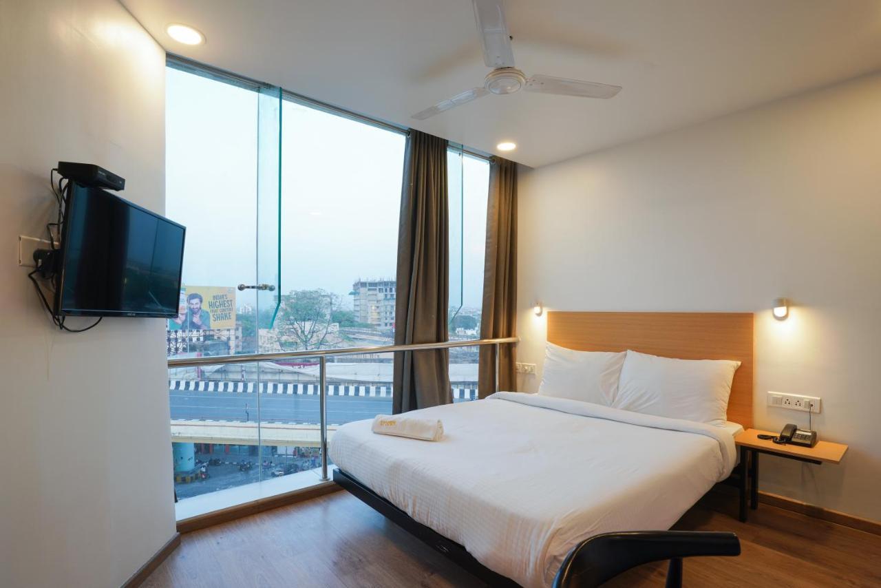 Uptown Hotel ナーグプル エクステリア 写真