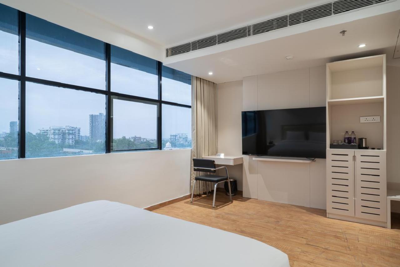 Uptown Hotel ナーグプル エクステリア 写真